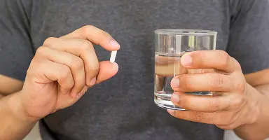 imagine cu o lingură pe un pahar