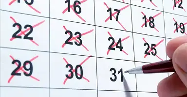 Femeie cu alimente sănătoase pe masă bea apă